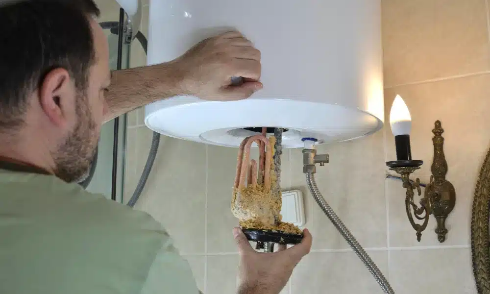 Villanybojler szerelő munka közben Budapesten
